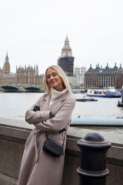 ロンドンを旅行する若い大人