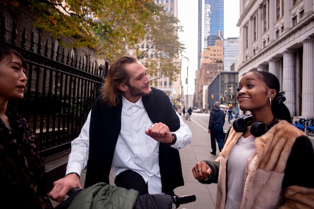 Foto giovane adulto che usa la bicicletta per viaggiare in città