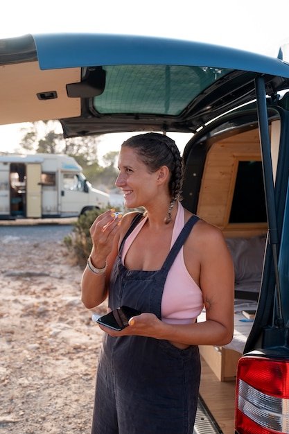 Photo young adult using digital device while travelling