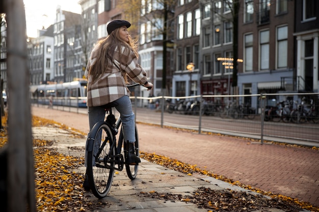 Foto giovani adulti che utilizzano la mobilità sostenibile