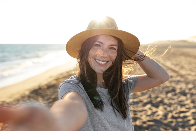 Photo young adult wearing blank shirt