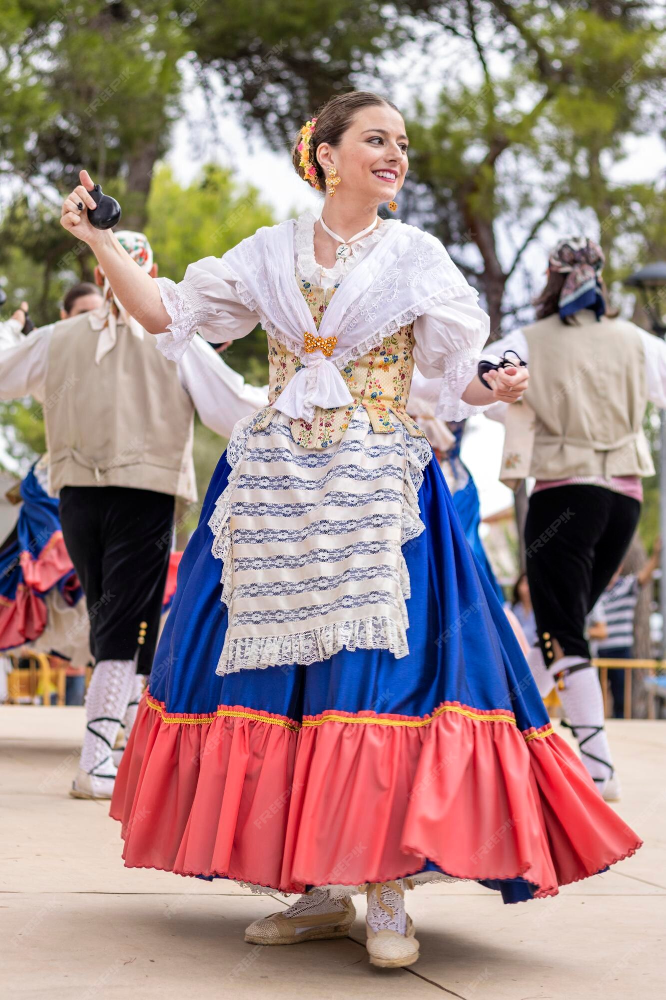 Arriba 46+ imagen folk dance outfit