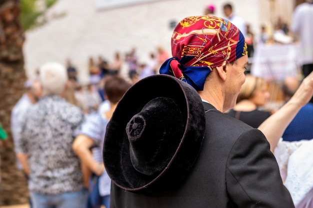 Foto giovane adulto che indossa un costume da ballo popolare