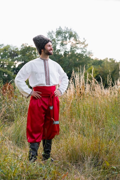 Giovane adulto che indossa un costume da ballo popolare