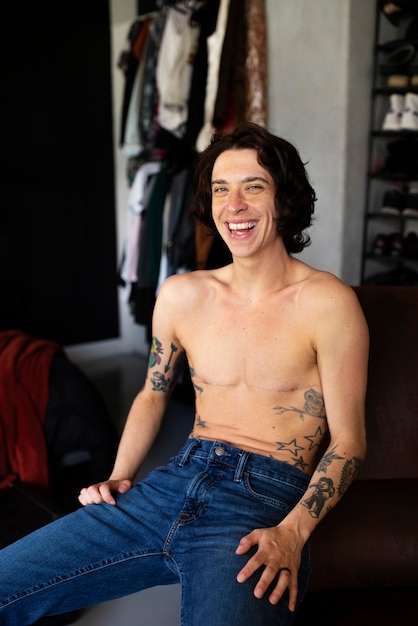 Фото Молодой человек с трансгендерным шрамом