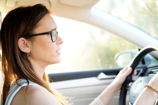 晴れた日に運転する若い大人の女性