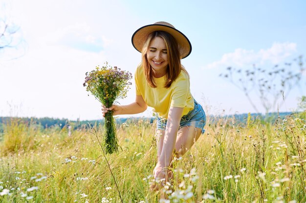 여름 자연 햇살 가득한 초원을 즐기는 젊은 성인 여성