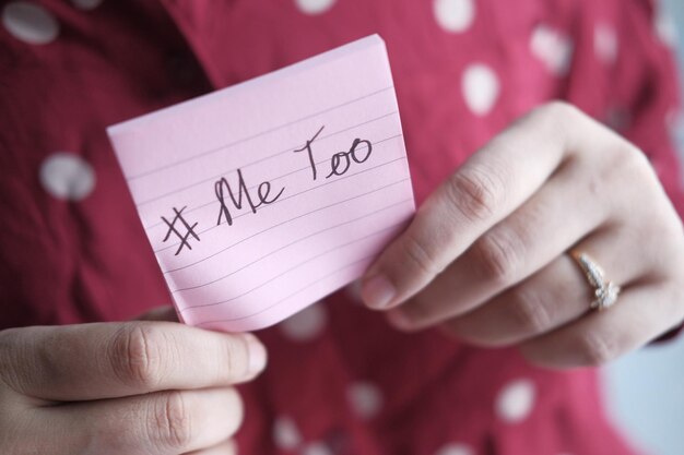 Photo young adult woman holding a sign with the hashtag metoo