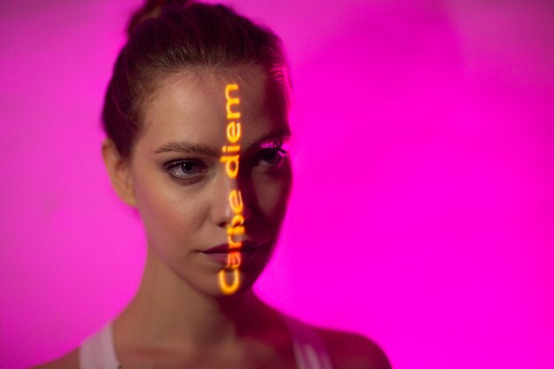 Foto giovane donna adulta con le parole carpe diem tradotte dalla lingua latina come cogli l'attimo sul suo viso