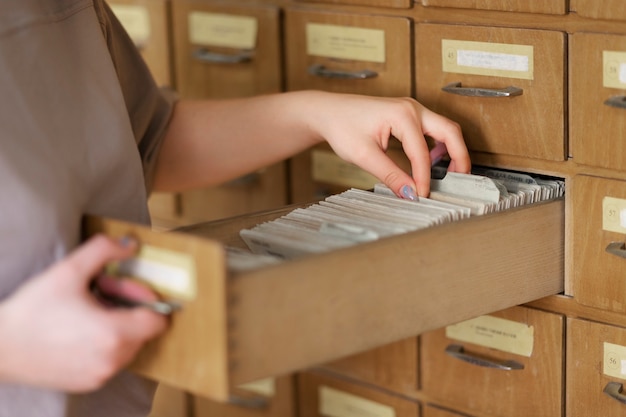 Foto giovane adulto che lavora nell'ufficio della biblioteca