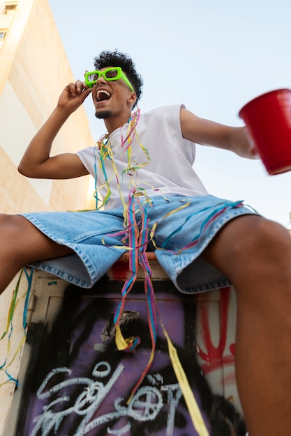 Foto giovani adulti che fanno festa in blocco