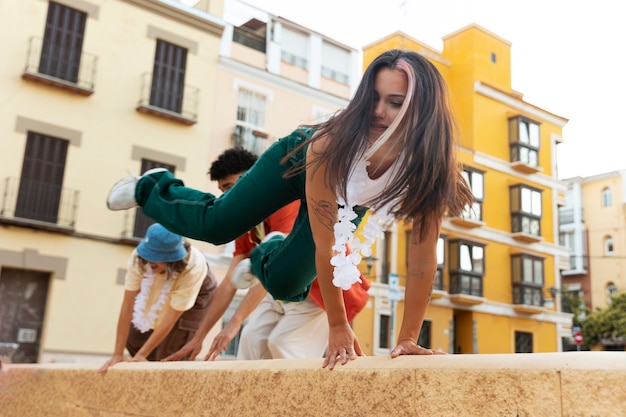 Foto giovani adulti che fanno festa in blocco