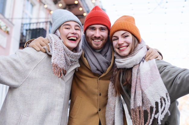 Photo young adults having fun together