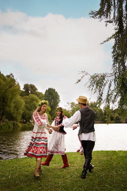 Photo young adults having fun while folk dancing