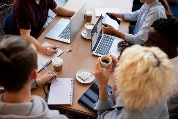 Giovani adulti che si incontrano per studiare