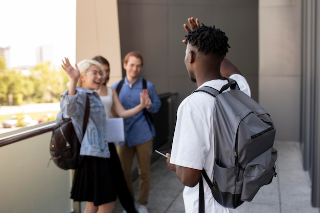 Giovani adulti che si incontrano per studiare