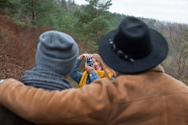 写真 冬に旅行する若い大人