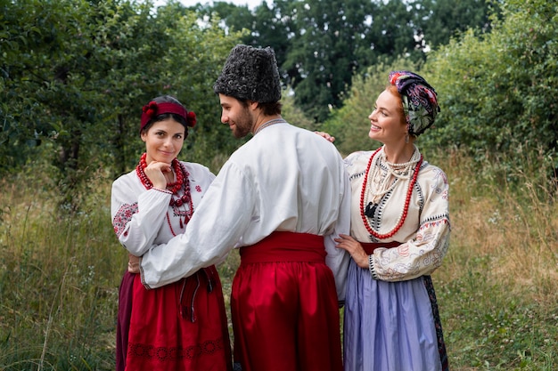 Молодые люди в костюмах народных танцев