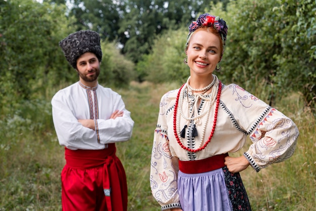 Foto giovani adulti che indossano costumi di danza popolare