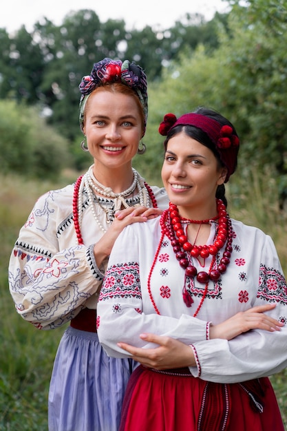 Foto giovani adulti che indossano costumi di danza popolare