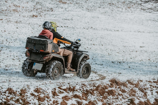 Foto una giovane coppia avventurosa abbraccia la gioia dell'amore e del brivido mentre guidano un atv quad attraverso il