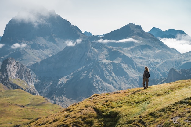 Giovane donna avventurosa trekking in alta montagna lifestyle relax e libertà