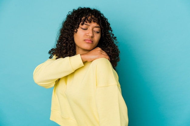 Young african american afro woman isolated having a shoulder pain.