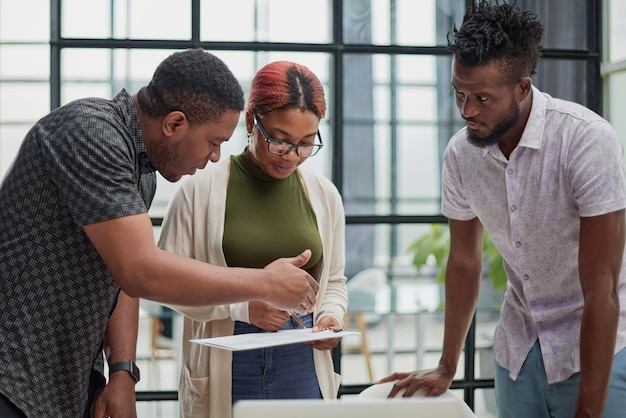 Photo young african american business people in the office everyday office work