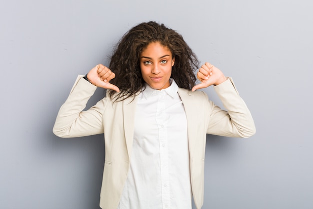 Photo young african american business woman feels proud and self confident, example to follow.