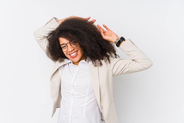 Giovane donna d'affari afro-americana che allunga le braccia, posizione rilassata.