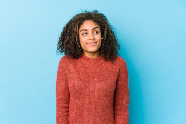 Photo young african american curly hair woman dreaming of achieving goals and purposes