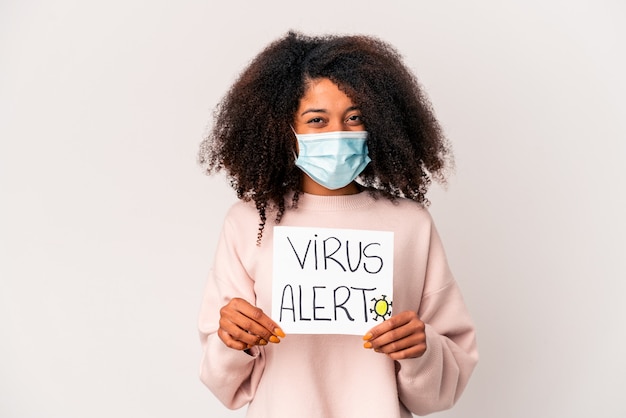 Молодая афро-американская фигурная женщина, держащая плакат с предупреждением о вирусе, счастливая, улыбающаяся и веселая.