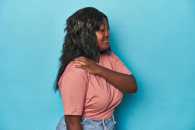 Foto giovane donna curvy afroamericana che ha un dolore alla spalla