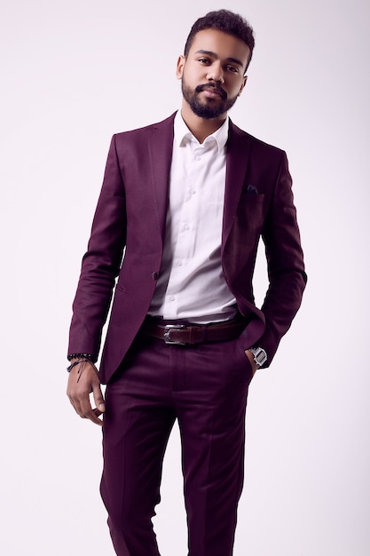 フォーマルなファッションスーツの若いアフリカ系アメリカ人男性モデル