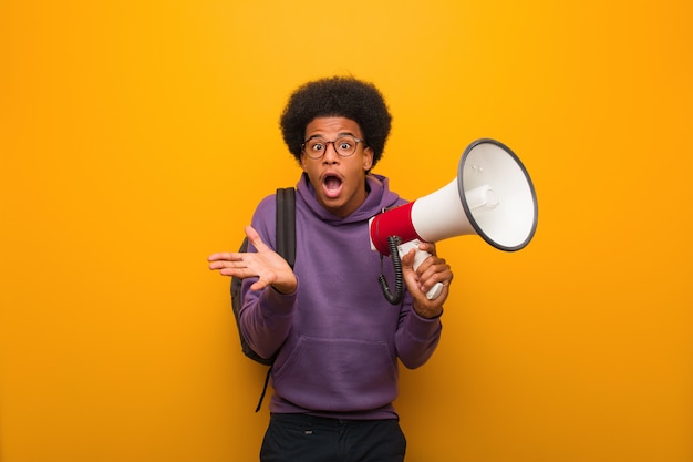 Photo young african american man holdinga a megaphone celebrating a victory or success