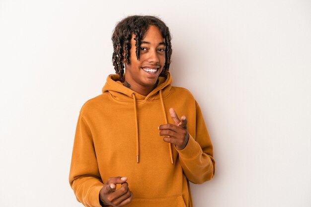 Photo young african american man isolated on white background pointing to front with fingers.