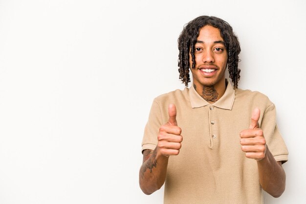 Photo young african american man isolated on white background smiling and raising thumb up