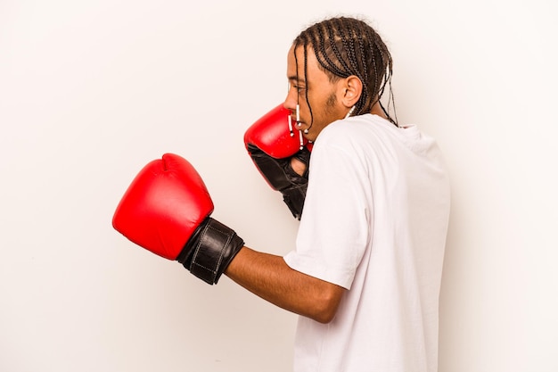 Молодой афроамериканец играет в боксео на белом фоне