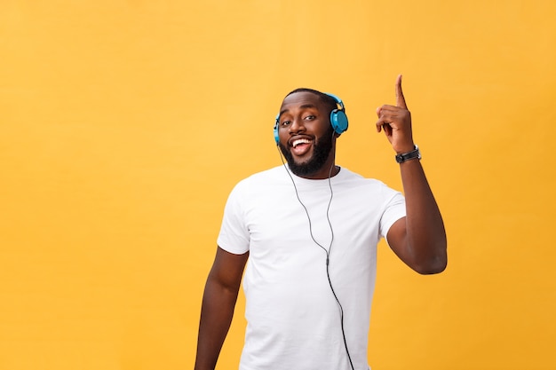 Giovane uomo afroamericano che indossa le cuffie e godersi la musica ballando