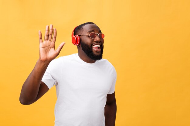 Giovane uomo afroamericano che indossa le cuffie e godersi la musica