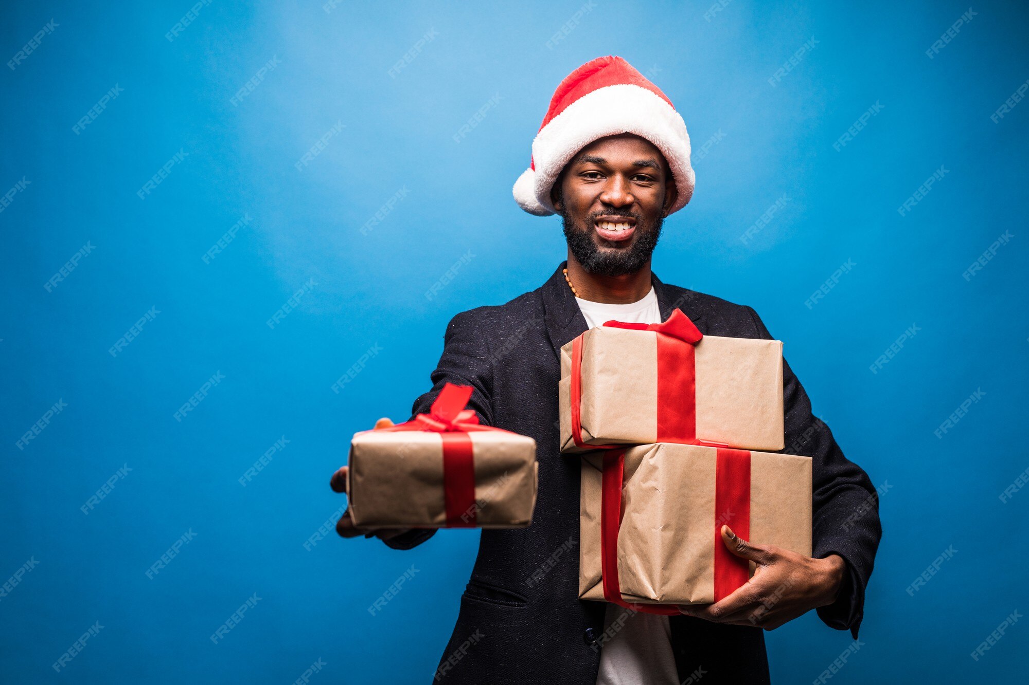 Premium Photo | Young african american man wearing a santa hat offering