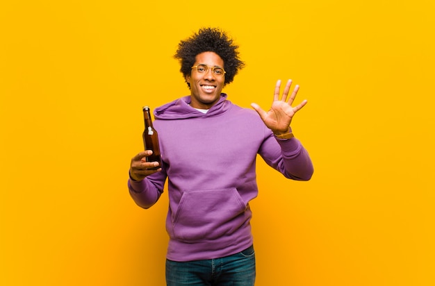 Молодой афроамериканец человек с пивом