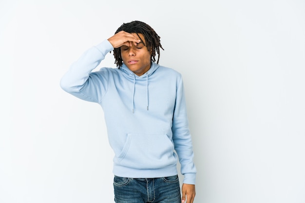 Фото Молодой афро-американский раста-мужчина с головной болью, касаясь передней части лица.