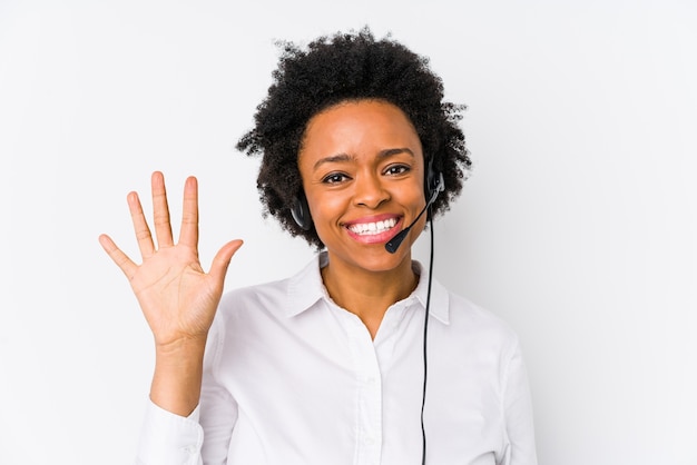 La giovane donna di telemarketer dell'afroamericano ha isolato sorridente allegro che mostra il numero cinque con le dita.