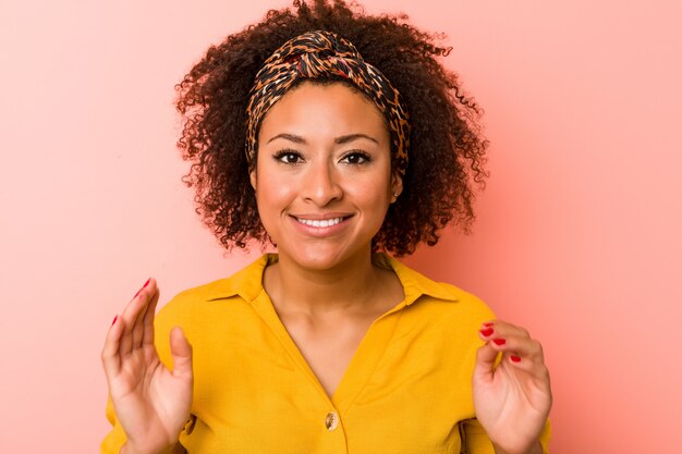 写真 ピンクに対して若いアフリカ系アメリカ人女性