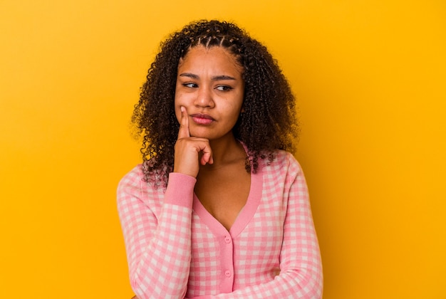 Молодая афро-американская женщина размышляет, планирует стратегию, думает о способе ведения бизнеса.