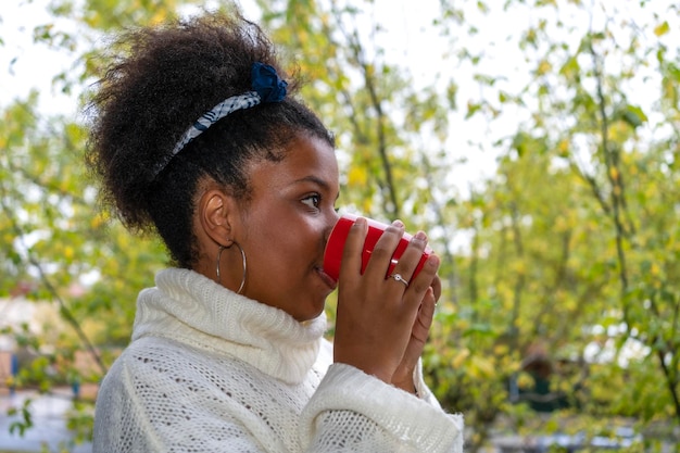 お茶を飲む若いアフリカ系アメリカ人女性