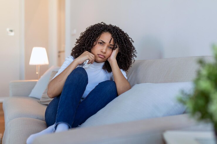 Photo young african american woman feeling upset sad unhappy or disappoint crying lonely in her room woman suffering from depression sitting on bed and crying