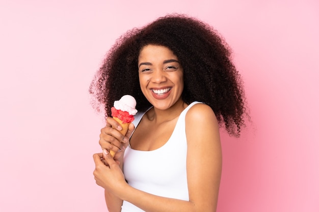 コルネットアイスクリームを保持している若いアフリカ系アメリカ人女性