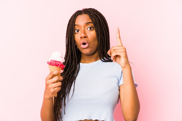 いくつかの素晴らしいアイデアを持つアイスクリームを保持している若いアフリカ系アメリカ人女性
